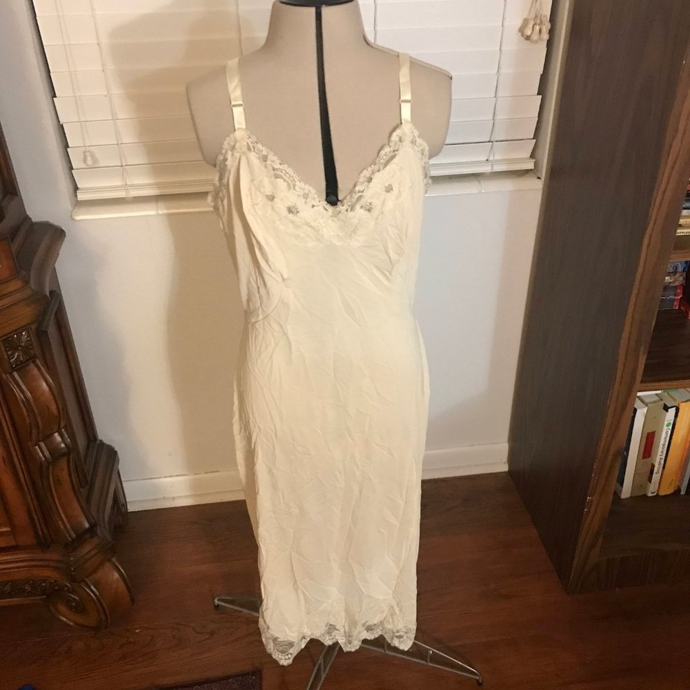 Vintage 1960s shadow line slip/nightgown! So soft 34Tall